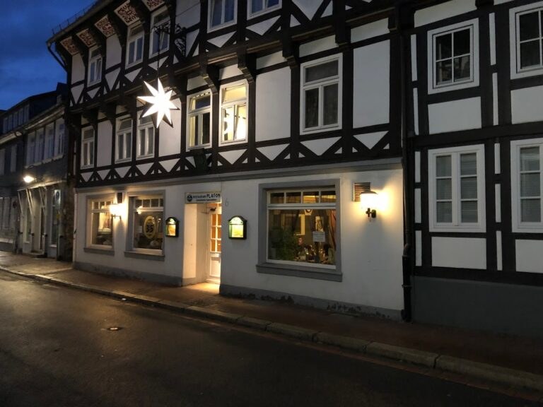 Das Hotel Goldener Stern und Restaurant Platon am Abend