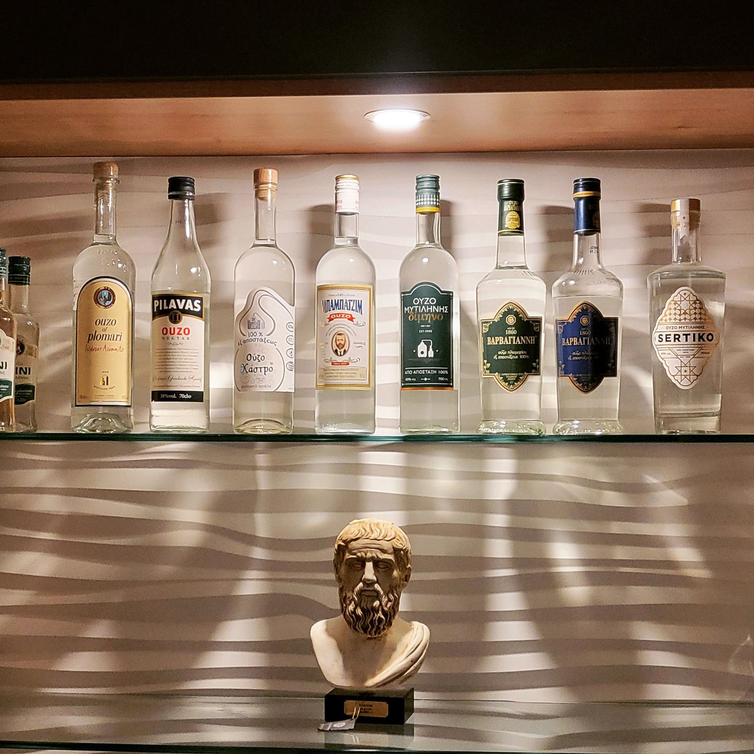 Einblick in die große Ouzo-Auswahl des Platon