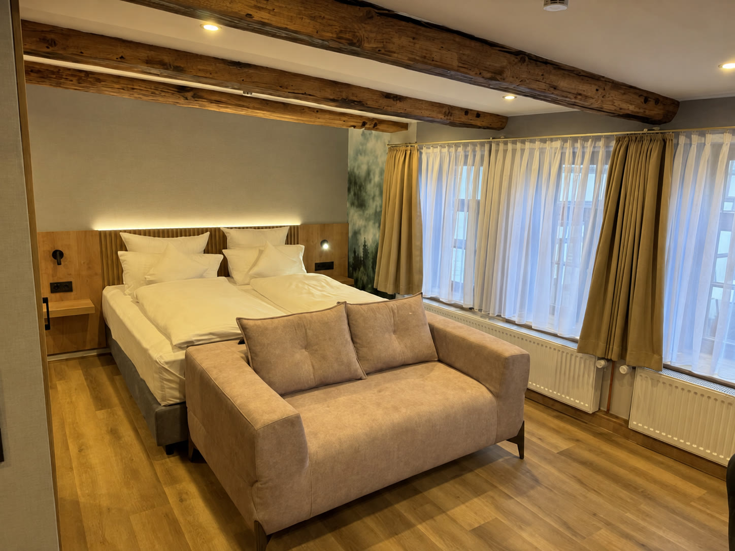 Zimmer mit historischen Balken und Sofa; Wandbild für den Entwurf entfernt