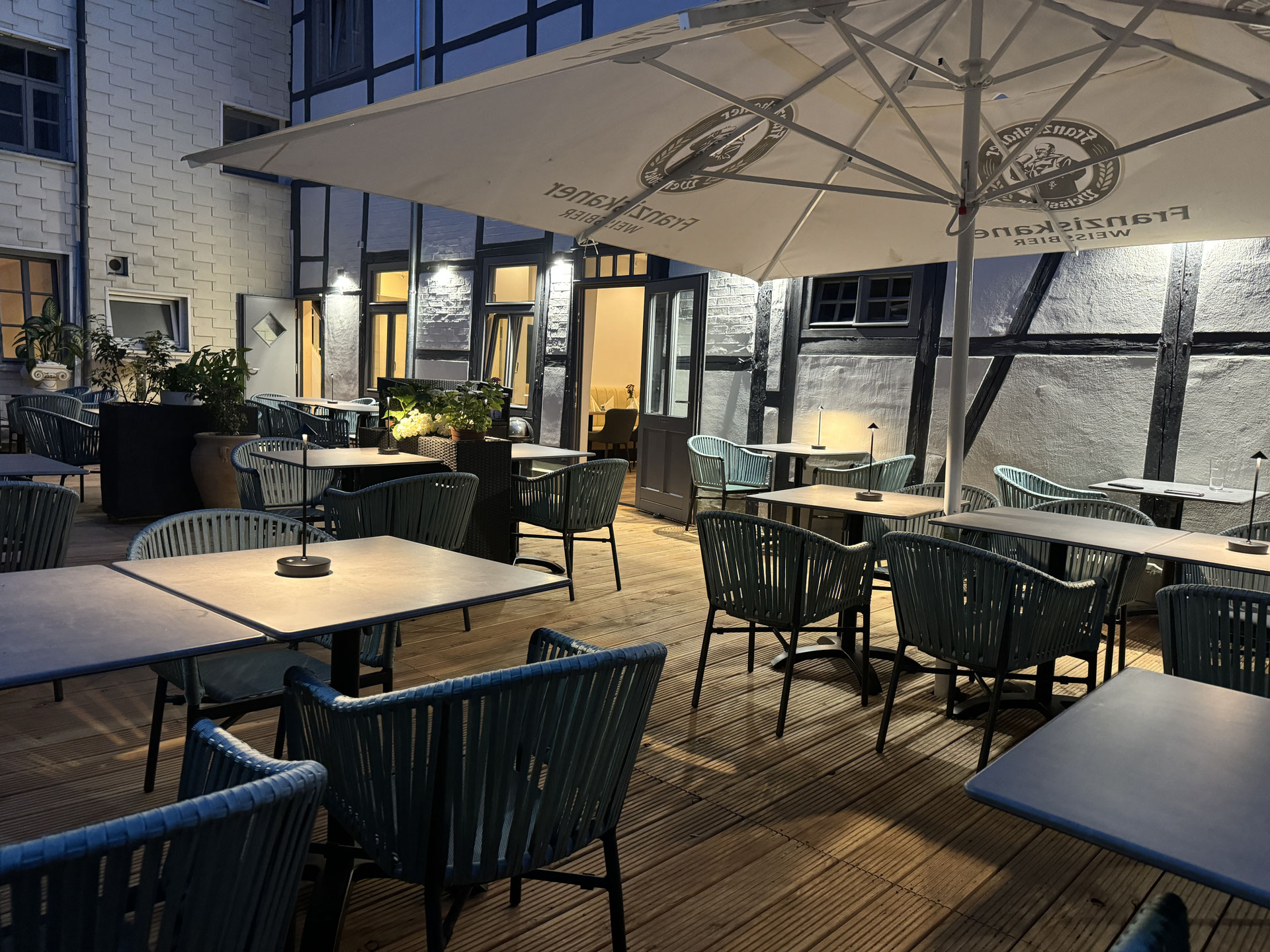 Sommerterrasse im Fachwerk-Innenhof